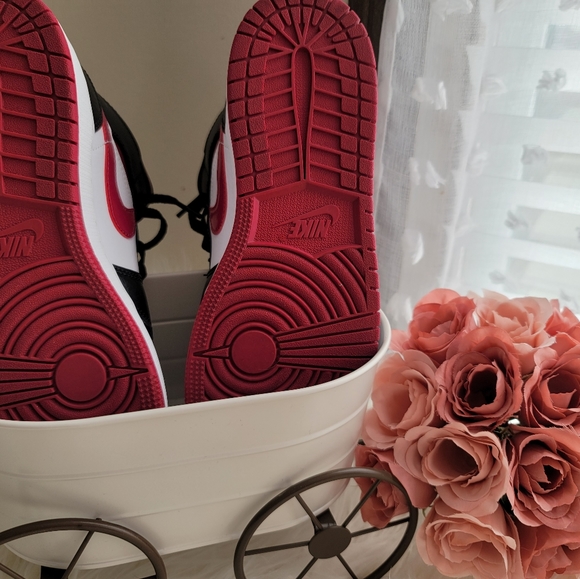 Nike Air Jordan 1 Mid (GS) " bred toe" 5.5 youth - Picture 2 of 13